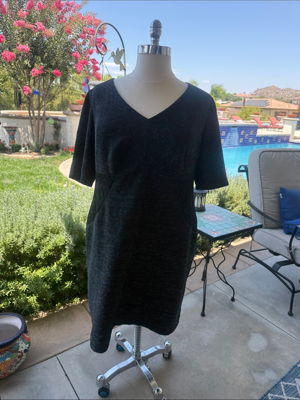DONNA RICCO Designer label Black & Silver Stretch Fabric  V-Neck Plus Sz 20 NWOT